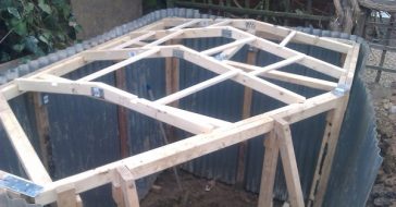 No sabía qué hacer en el jardín, y se construyó una casa hobbit