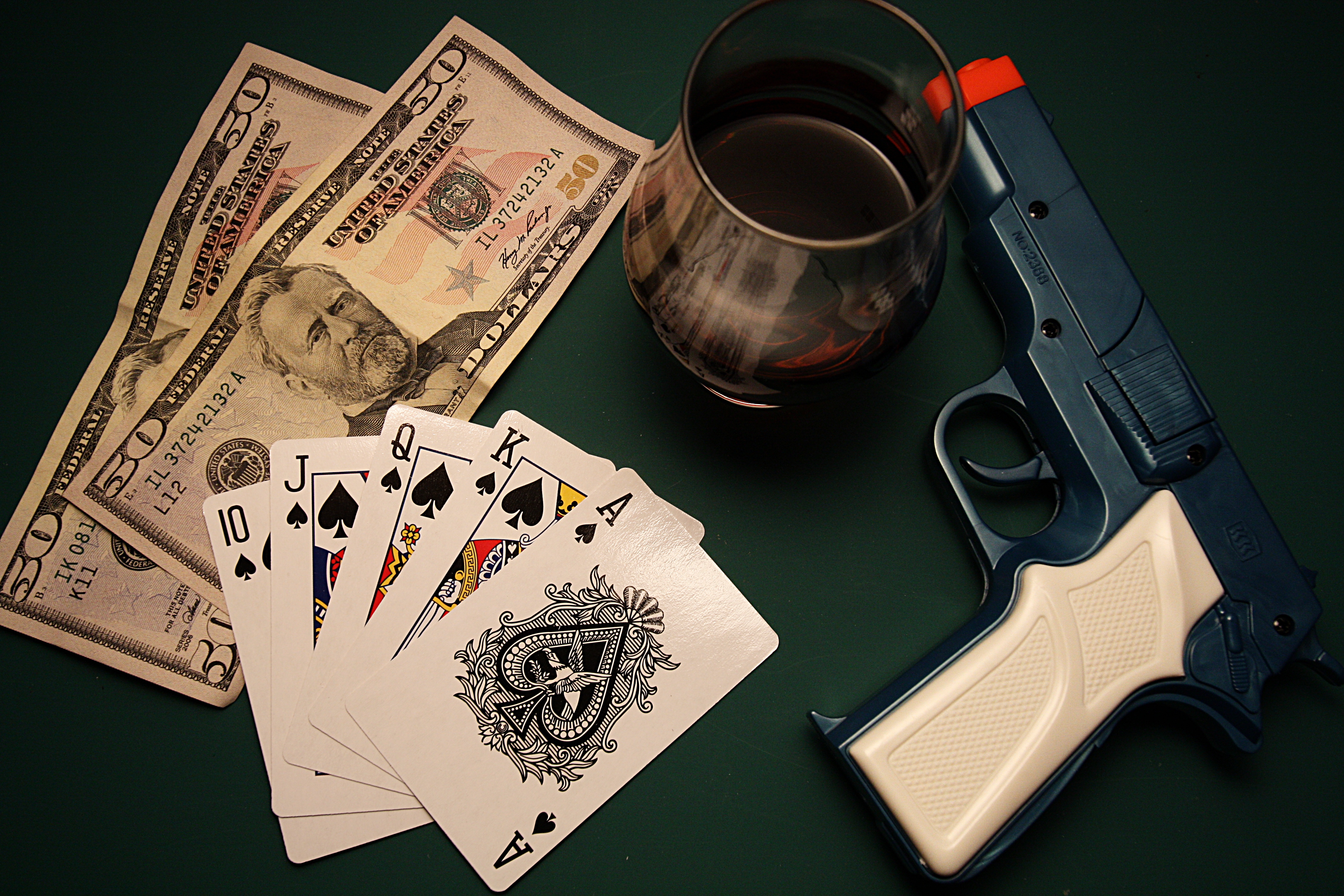 Карты деньги стол. Атрибуты гангстеров. Стволы и деньги. Мафиози с пистолетом. Деньги на карте.