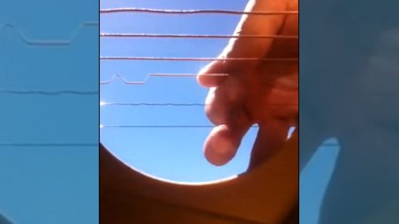 Sotavento Empresario telar Ciencia! Introduce su iPhone dentro de una guitarra y graba este efecto tan  impresionante