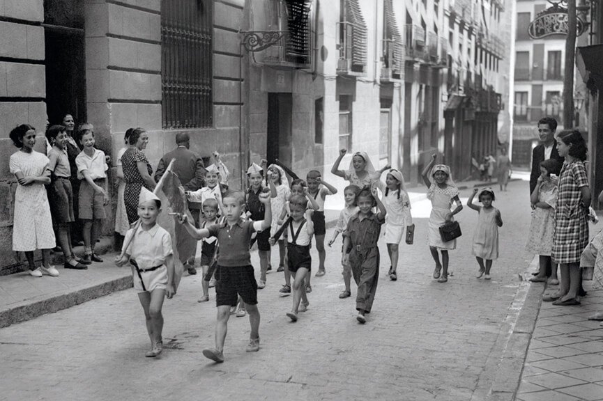 1936_Ninos_jugando_barrio_Lavapies