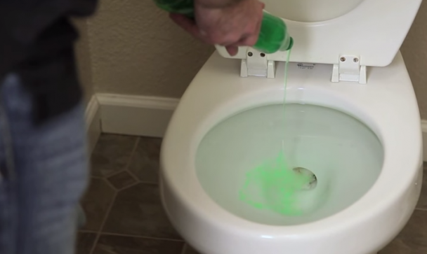 ¿Se te ha atascado el baño? Aprende a solucionarlo usando fregaplatos y