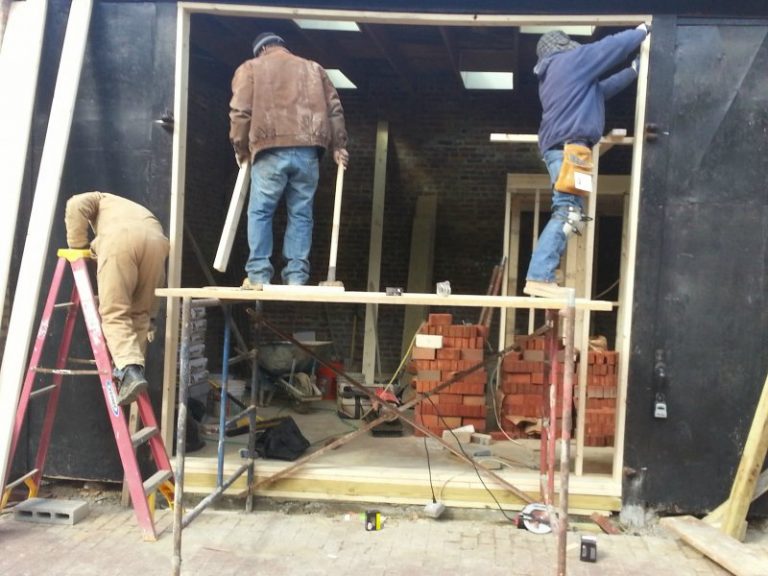 Transforman un viejo y oscuro almacén de 32 metros en un completo y