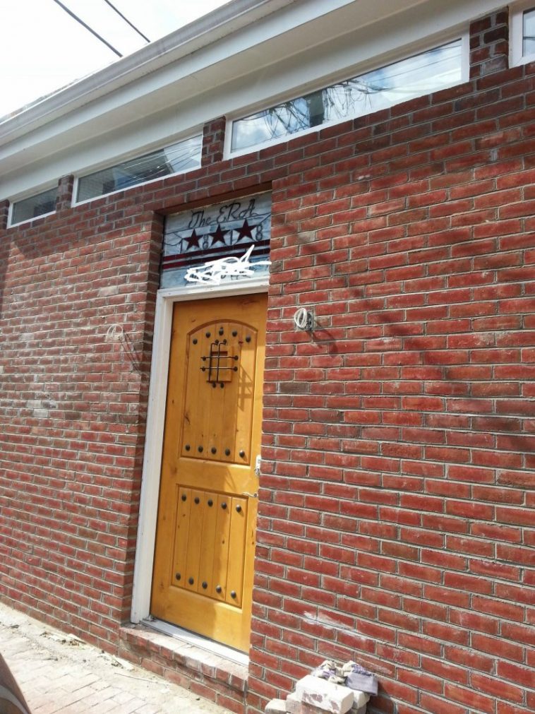 Transforman un viejo y oscuro almacén de 32 metros en un completo y