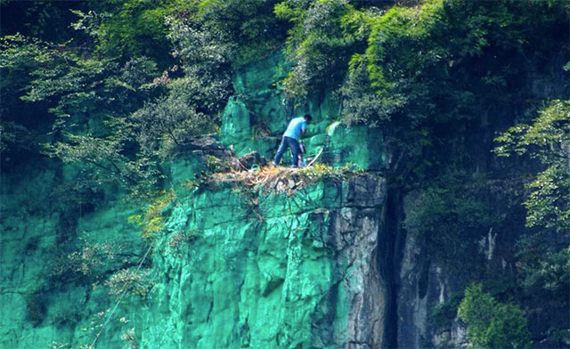 chino pinta pared de acantilado de verde porque le daba mal feng shui 1