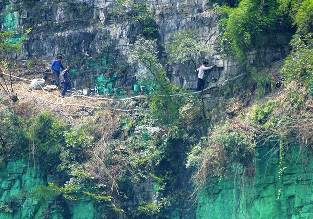 chino pinta pared de acantilado de verde porque le daba mal feng shui 2