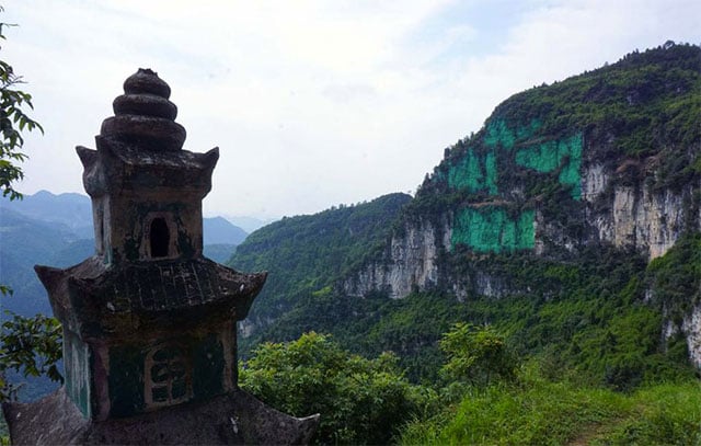chino pinta pared de acantilado de verde porque le daba mal feng shui 3