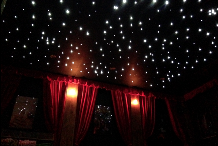 Por fuera parece una cabaña pequeña, pero por dentro es un cine con