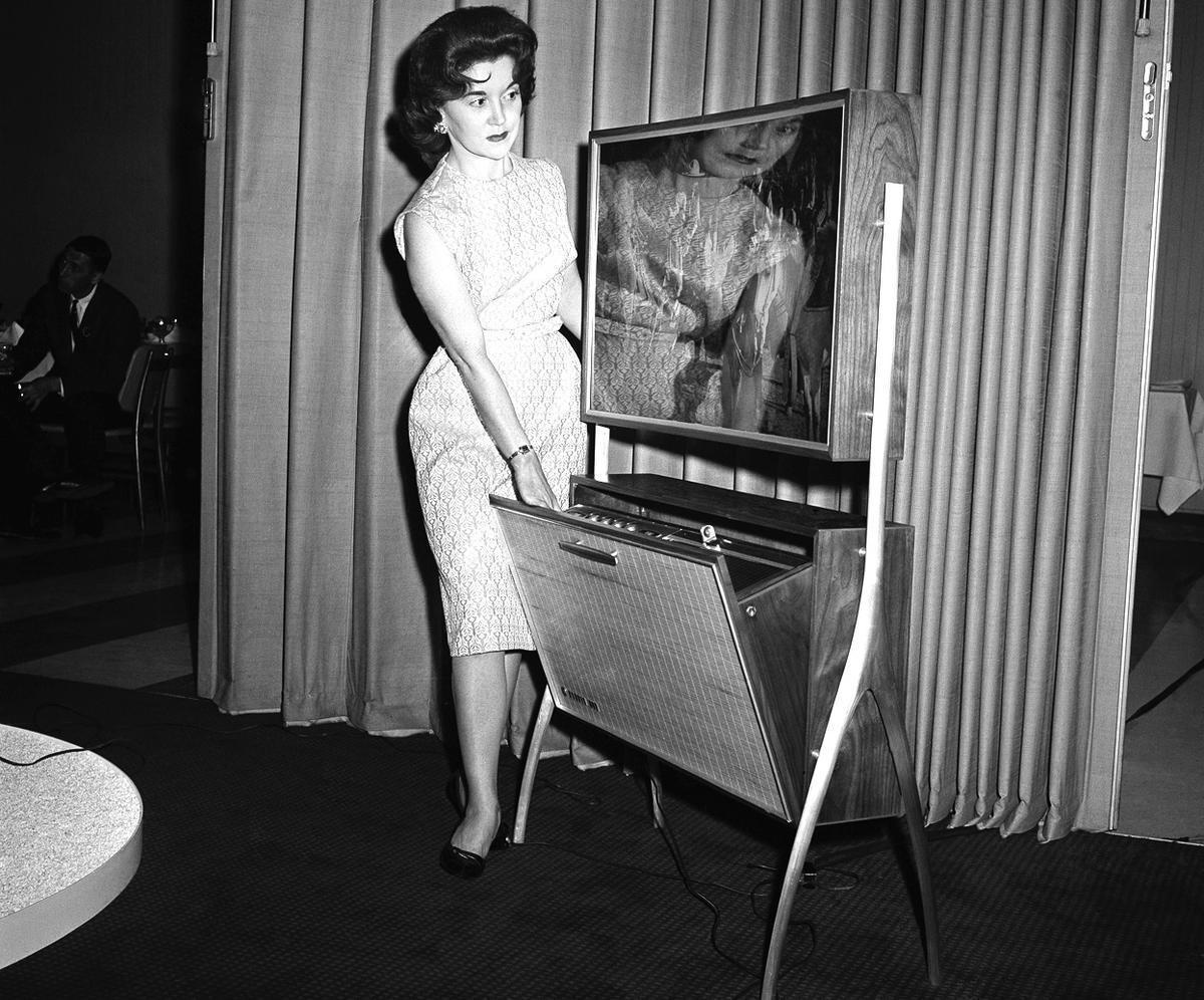 Телевизор 30 годов. Плоский телевизор 1961 года. Чикаго. Телевизор 50х годов. Телевизоры 60-х. Телевизор 60 годов.