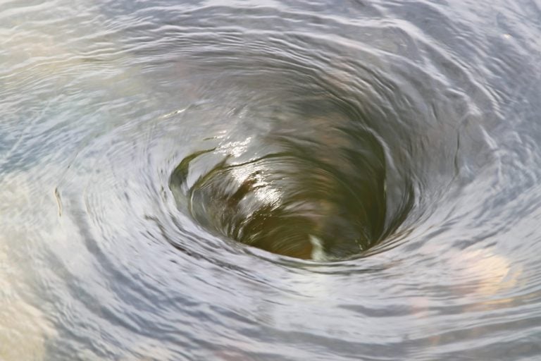 Un videoaficionado graba cómo se forma un remolino gigante Un videoaficionado graba cómo se forma un remolino gigante