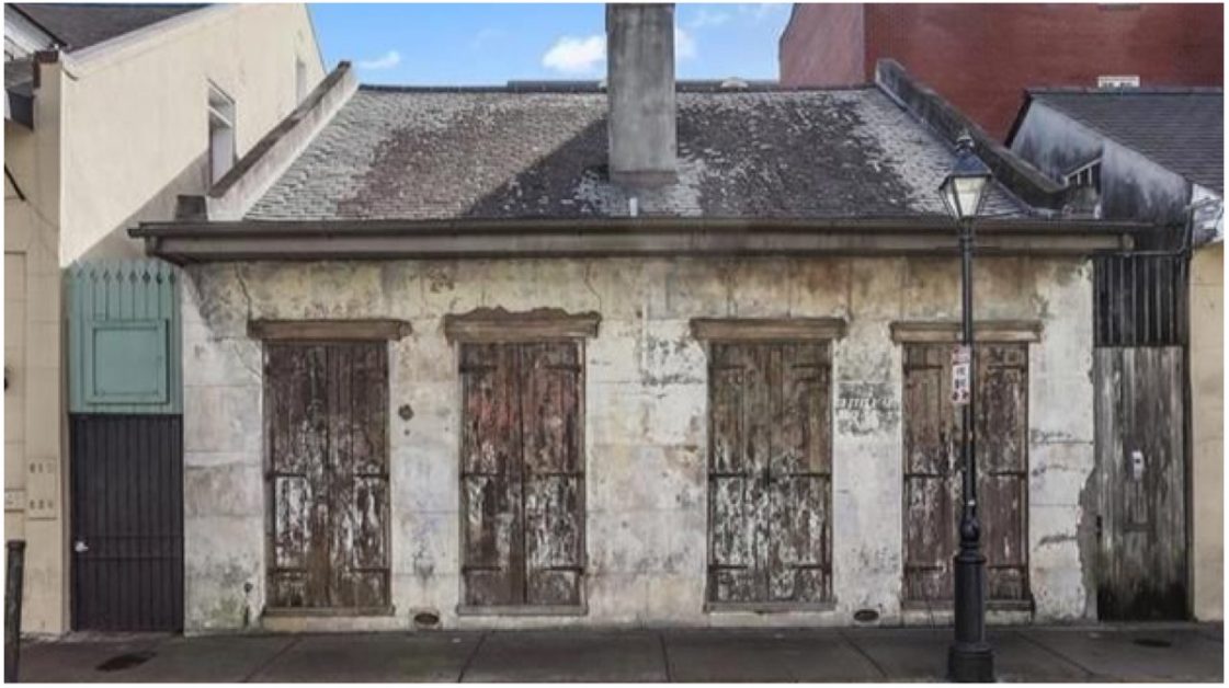 Una mansión subterránea te espera tras estos humildes muros