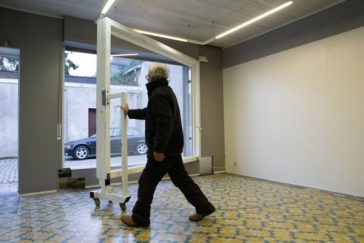 No le dejaban poner una puerta de garaje, y este jubilado se las