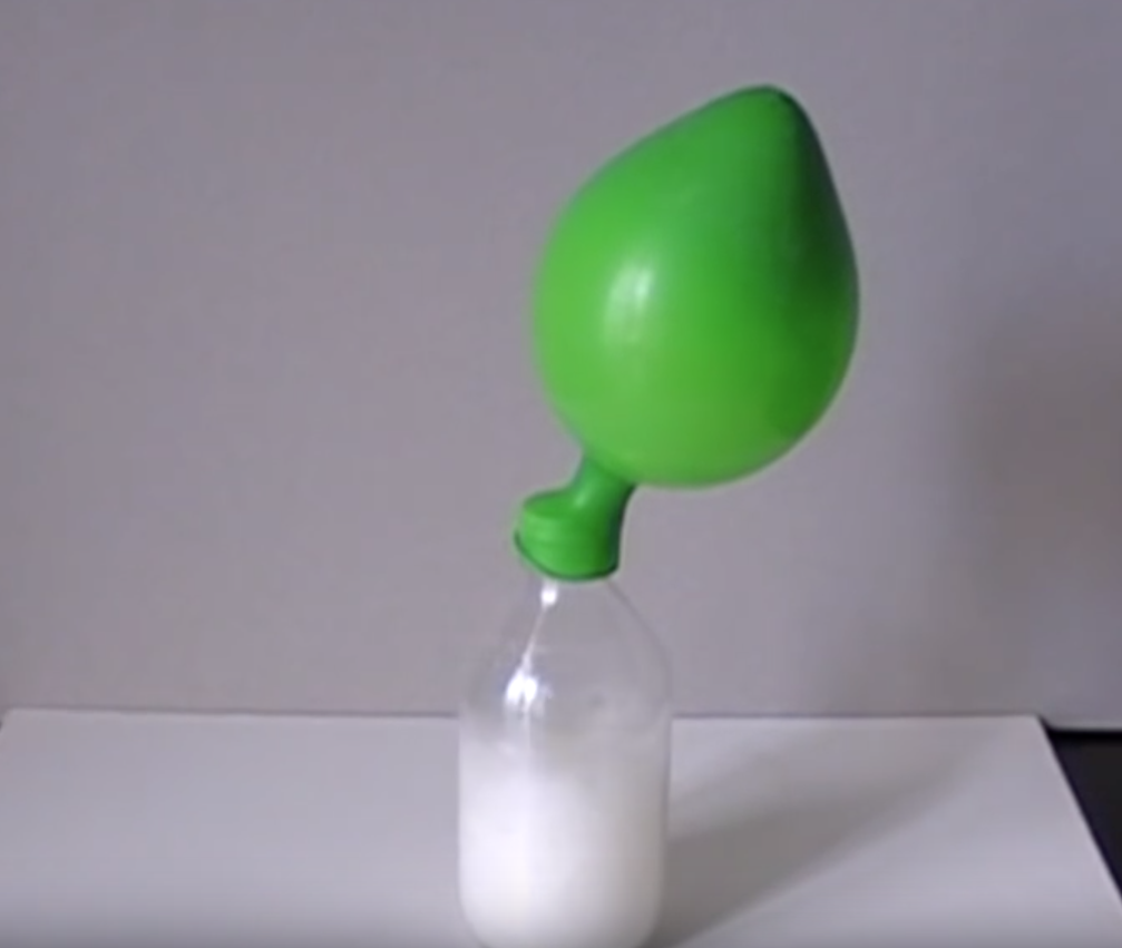 Infla los globos para tu fiesta sin dejarte los pulmones con este experimento