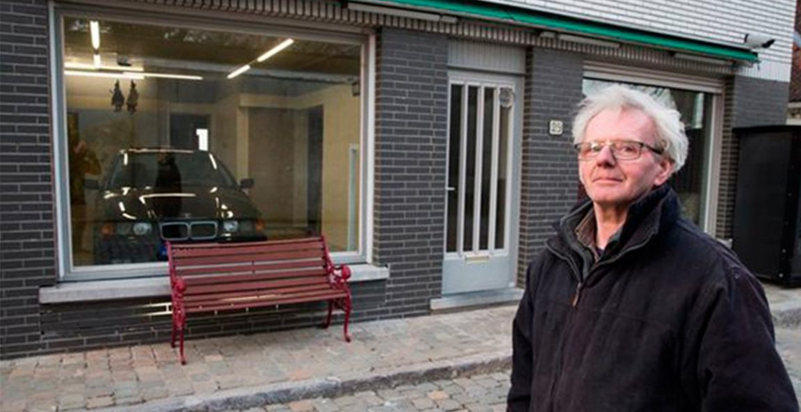 No le dejaban poner una puerta de garaje, y este jubilado se las