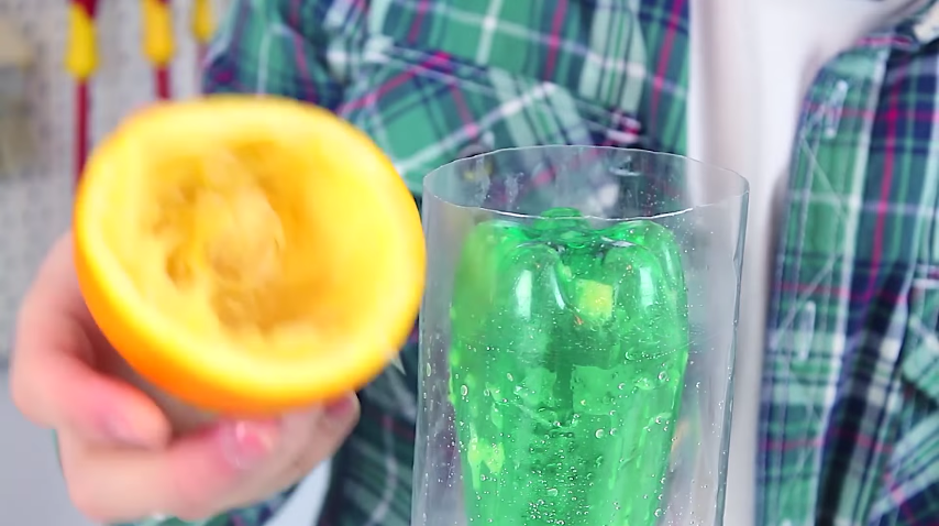 como hacer un exprimidor de zumo de naranjas con 2 botellas de agua 8