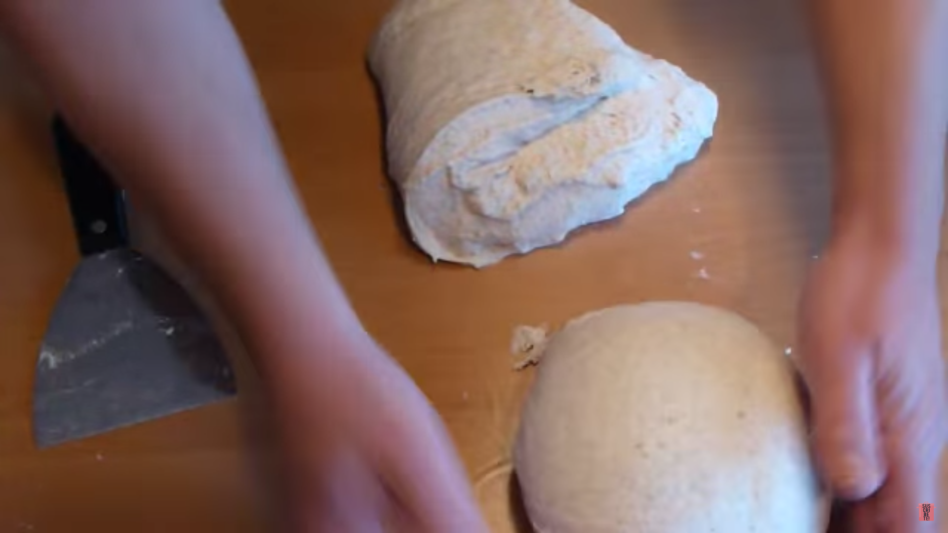 cortando la masa de pan