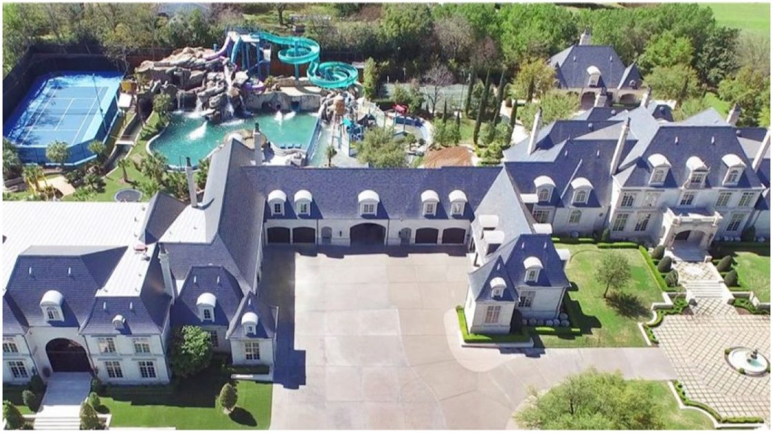 Bolera, pista de tenis y hasta parque acuático. Esta debe ser la casa