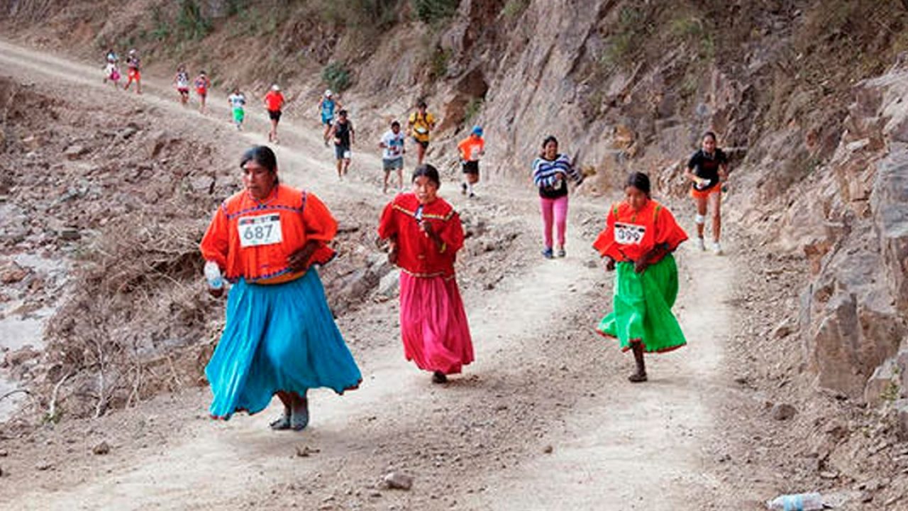 Estos Indigenas Corren En Sandalias Y Traje Regional Y Ganan A Los Corredores Profesionales