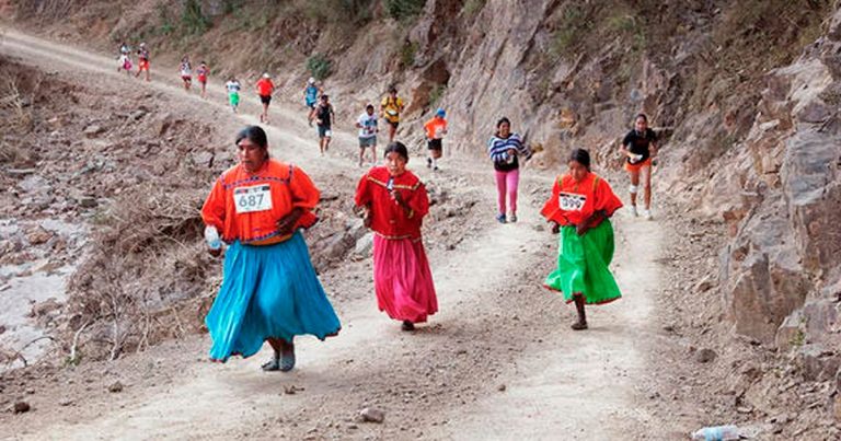 Estos Indígenas Corren En Sandalias Y Traje Regional ¡y Ganan A Los Corredores Profesionales 