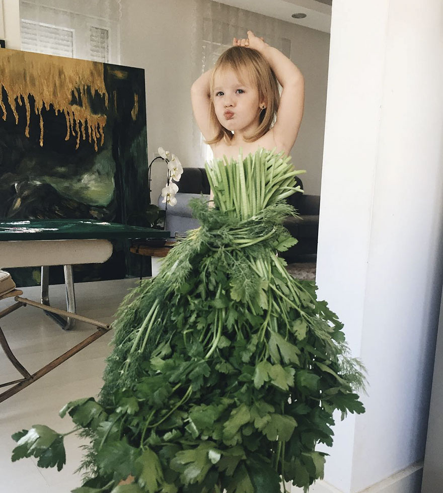 Convierte comida saludable en vestidos para su hija y triunfa en Instagram