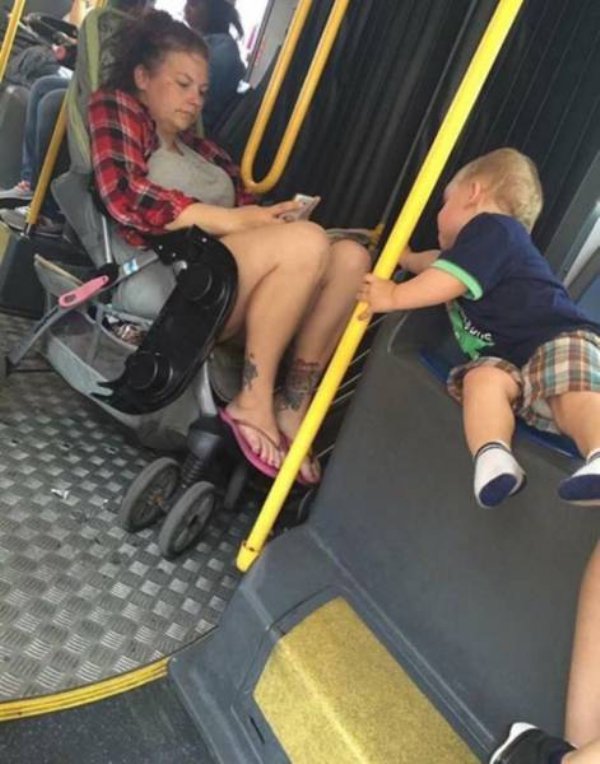 niño en el autobús
