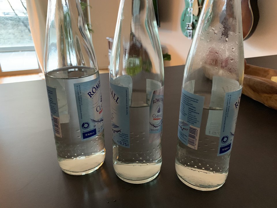 Botellas de agua medio llenas
