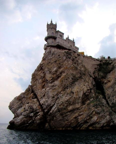 castillo en acantilado