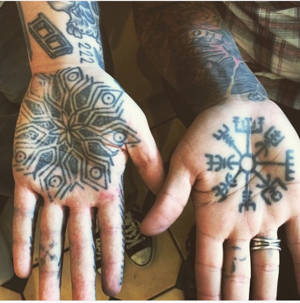 runas manos tatoos