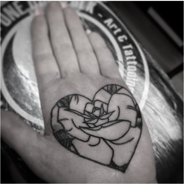 tatoo corazon manos