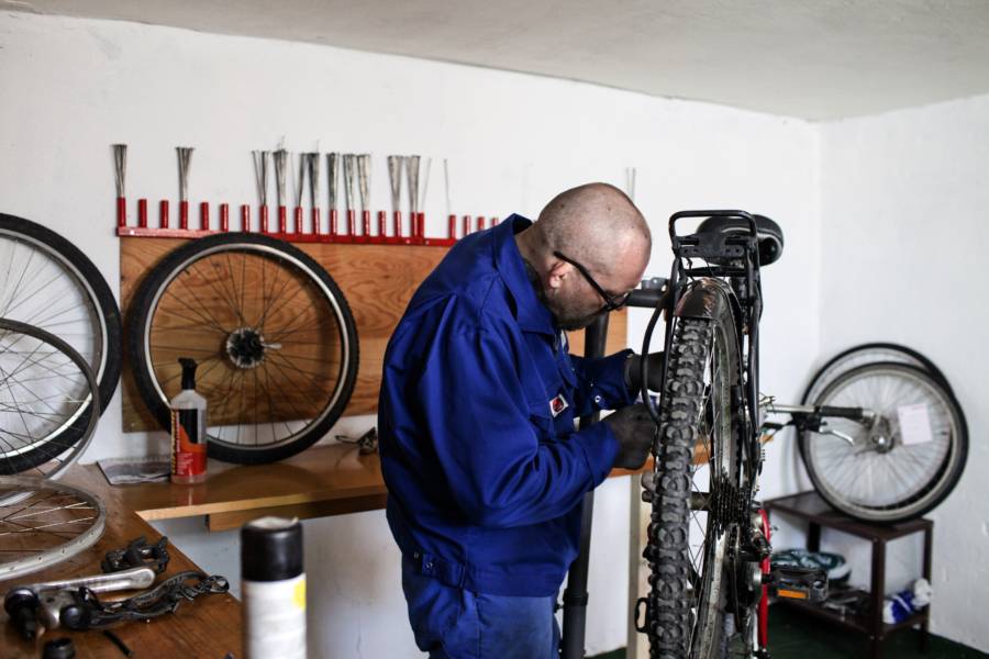reparando bicicletas
