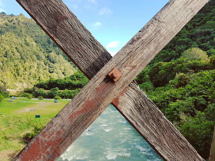 simetría puente madera rio naturaleza