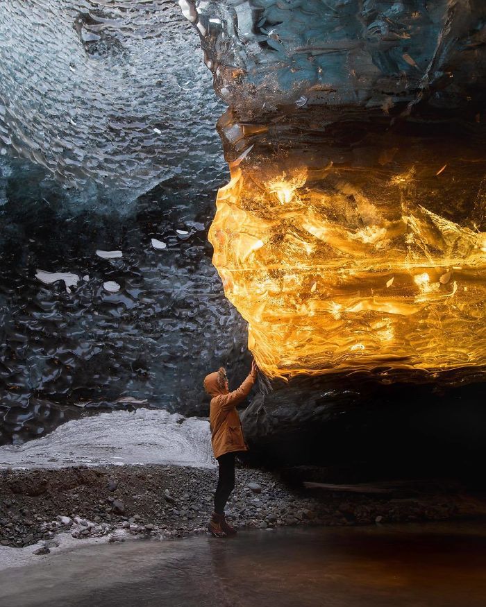 cueva roca efecto luz oro