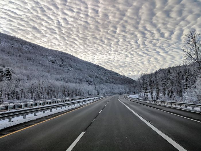 nubes autopista gris frío nieve
