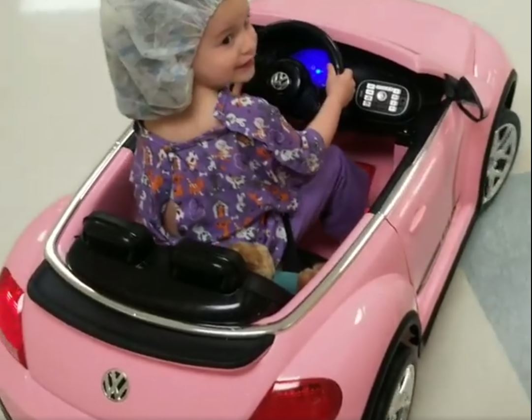 hospital niña quirófano escarabajo rosa sonrisa felicidad medicina pediatría