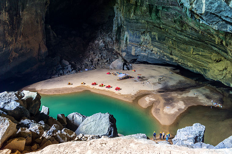acampar en una de las cuevas más grandes del mundo