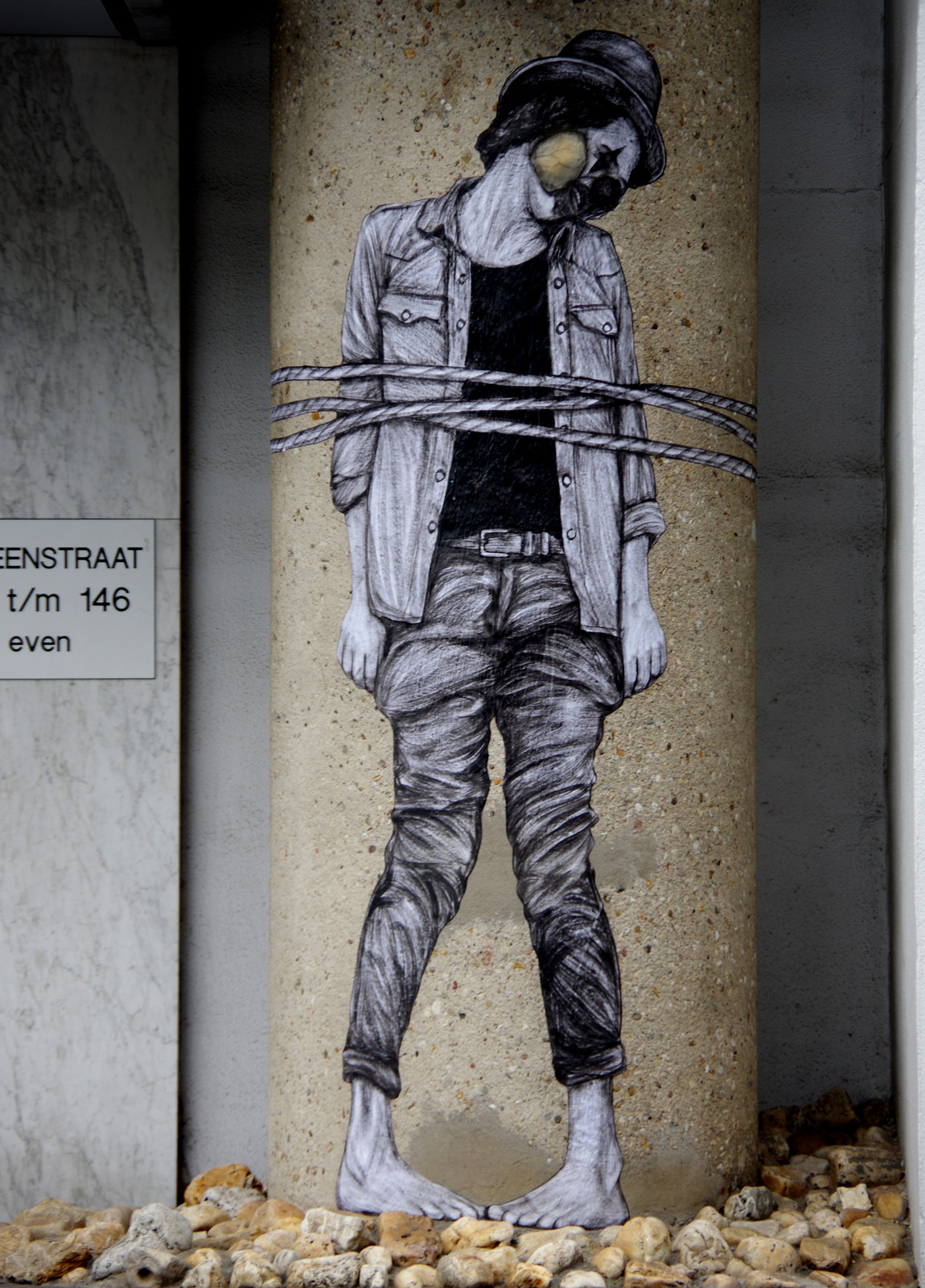 graffiti mujer atada a columna