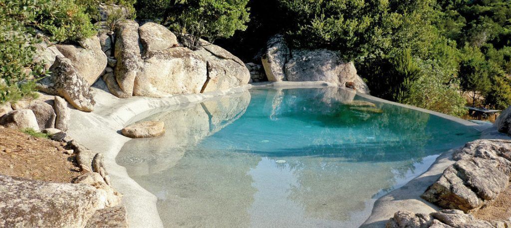 piscina con rocas