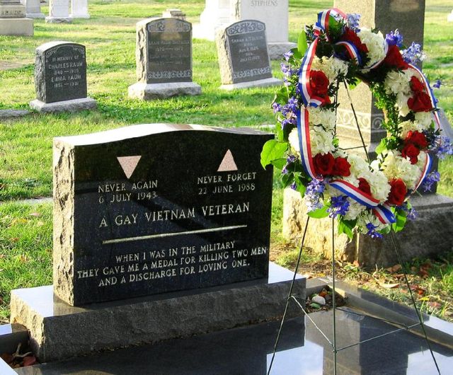 tumba de un militar gay 