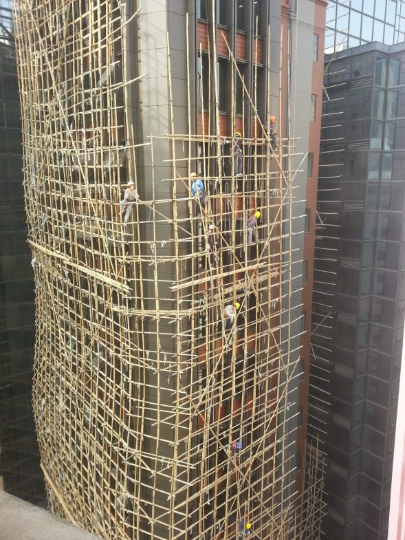 Los vertiginosos andamios de bambú. Así es ser albañil en Asia