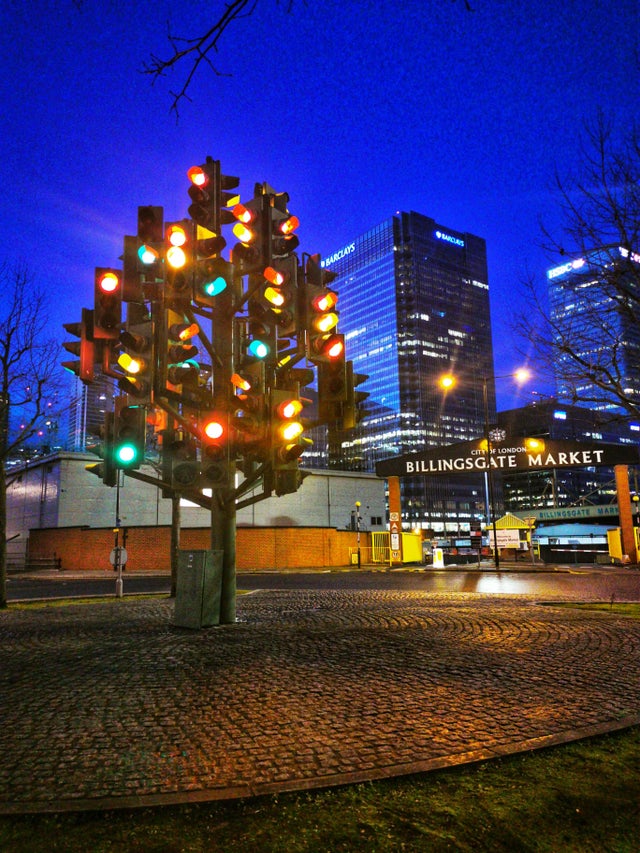árbol semáforos escultura