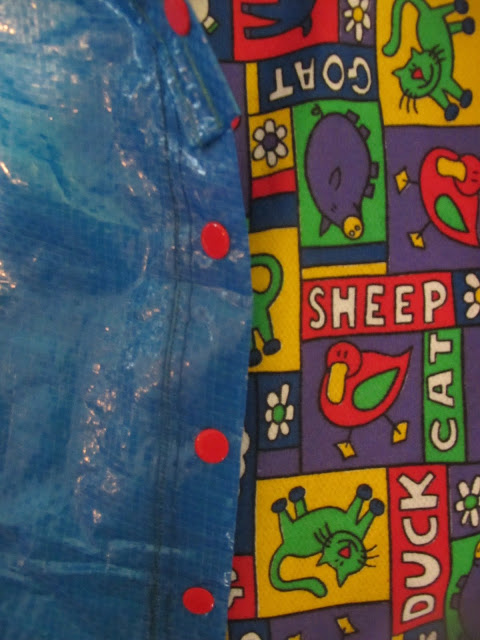 impermeable para niños usando una bolsa del ikea