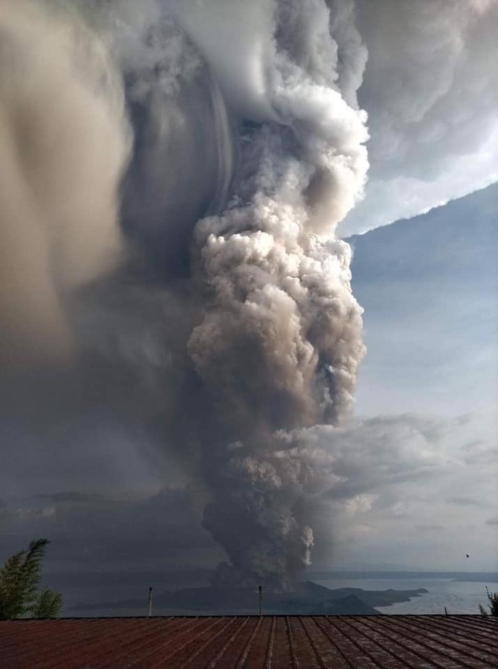 volcán taal humo