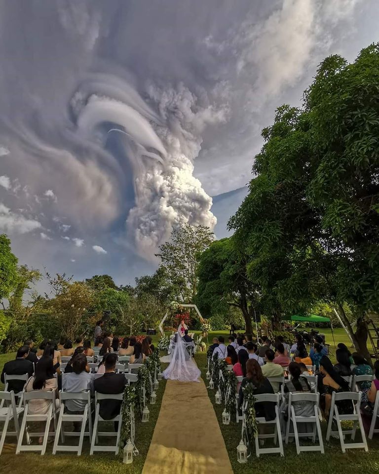 volcán boca altar columna humo
