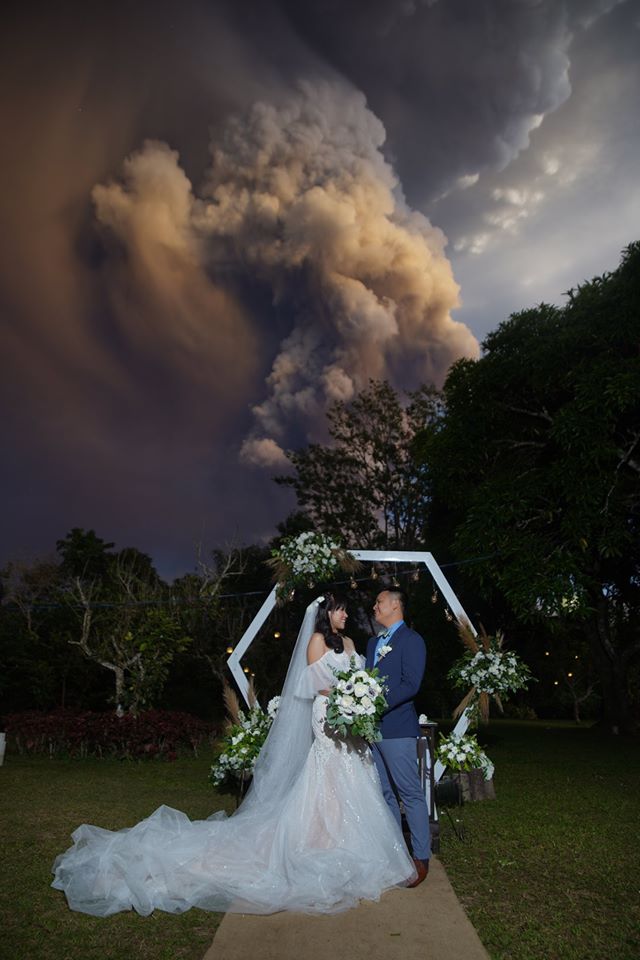 boda columna humo volcán