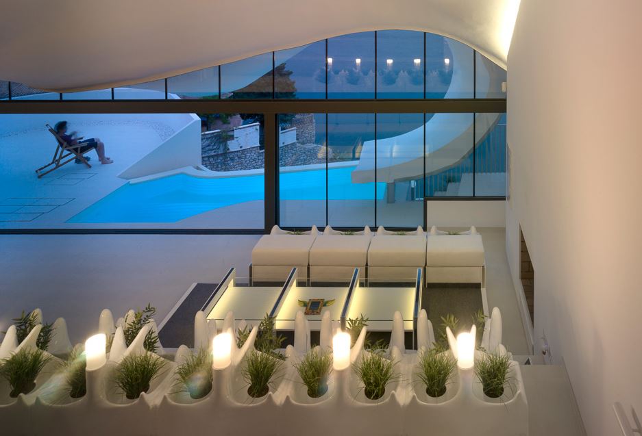 casa con piscina sobre el mediterráneo