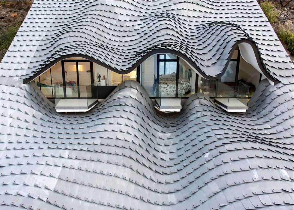 casa diseñada en una colina