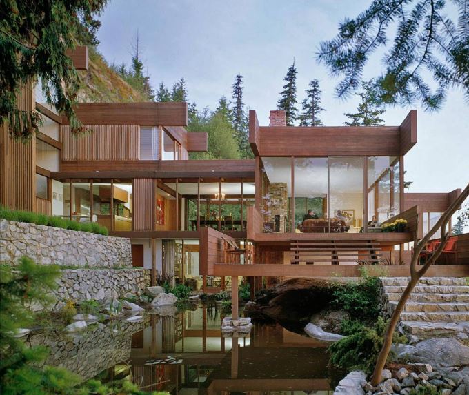 casa de madera sobre acantilado