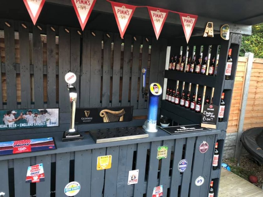 Se hace un bar completo en su jardín por menos de 100€