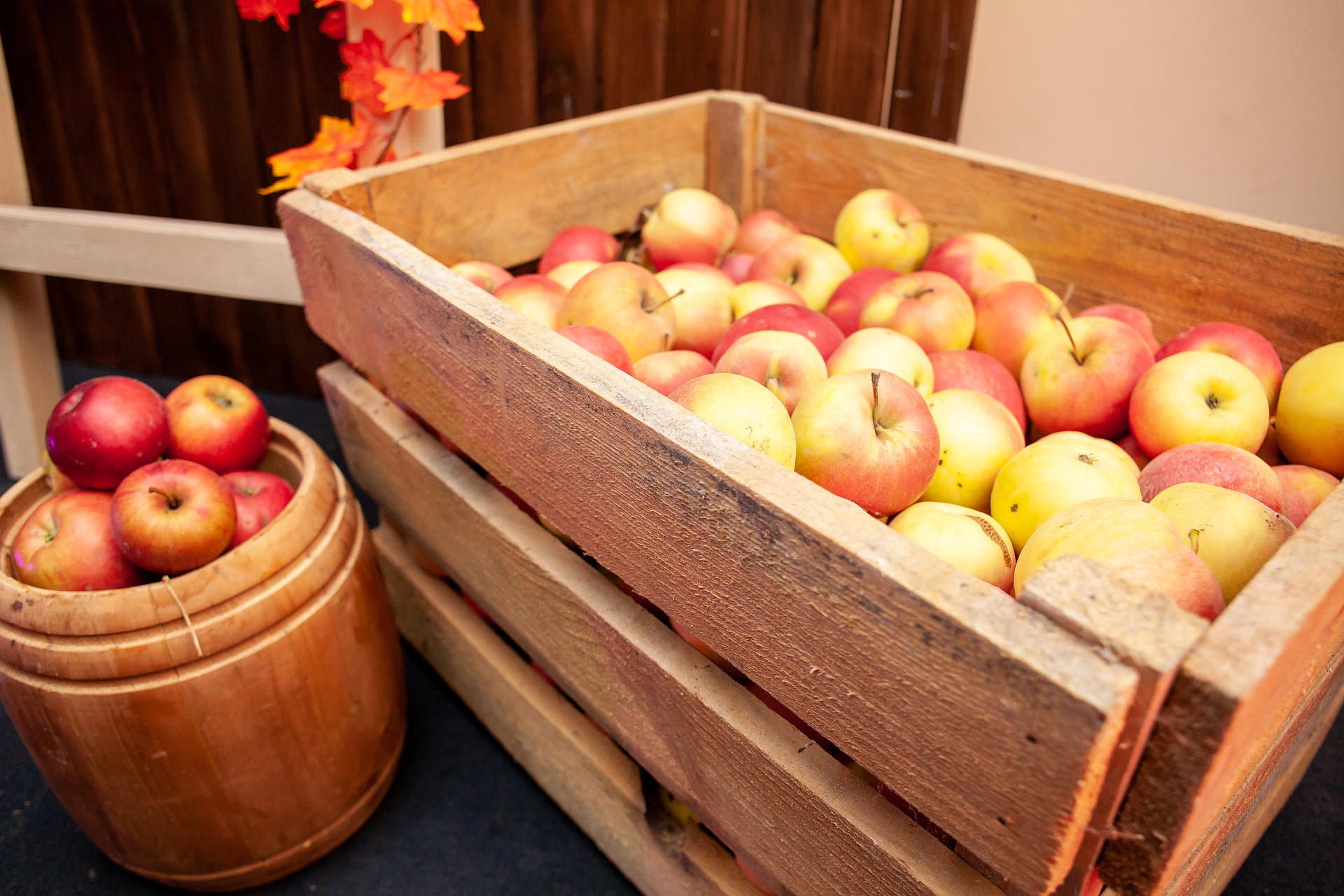 Для лучшего хранения яблок. Ящик с яблоками. Яблоко коробочка. Яблочный короб. Коробка с яблоками.