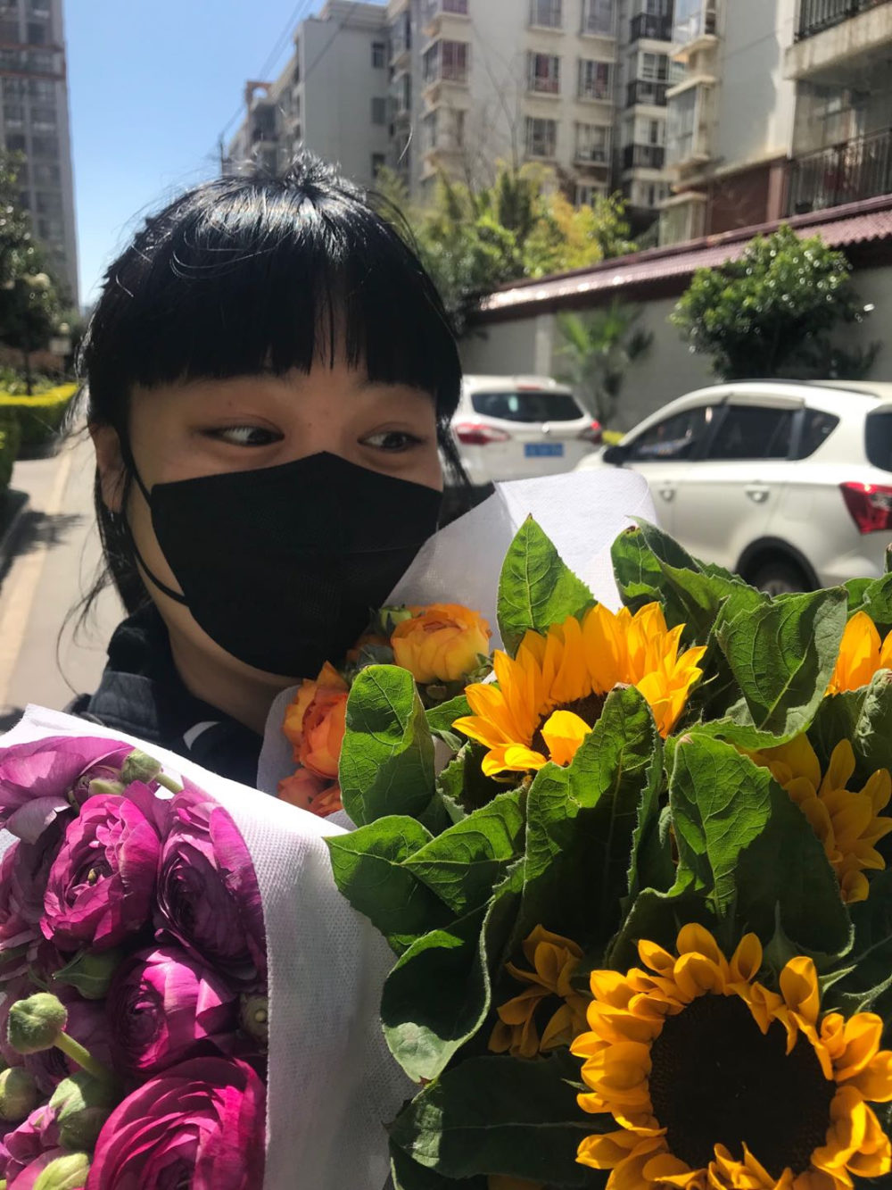 Foto de la protagonista, el día 1 de marzo después de comprar flores en el mercado