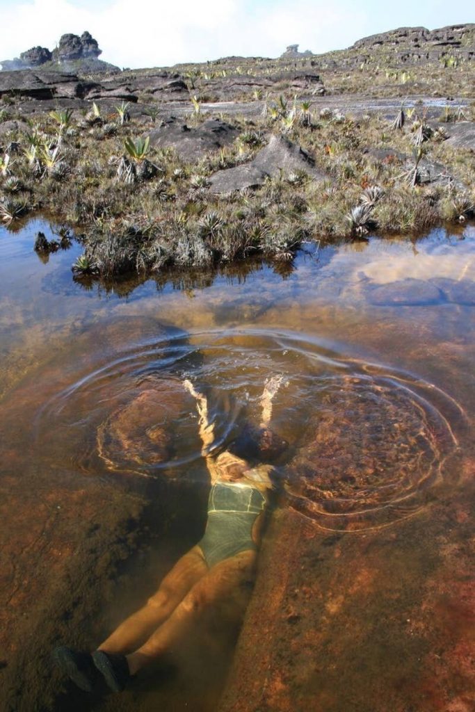 Las cristalinas aguas del Monte Roraima a casi tres mil metros de altura